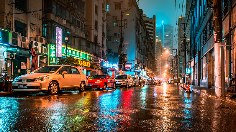上海雨后街道夜景图片下载