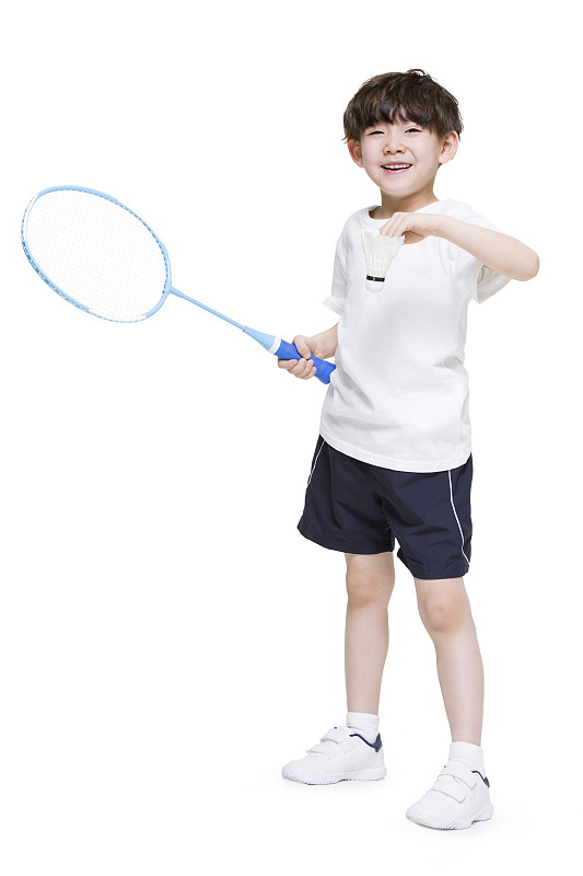 可爱的小男孩打羽毛球图片下载