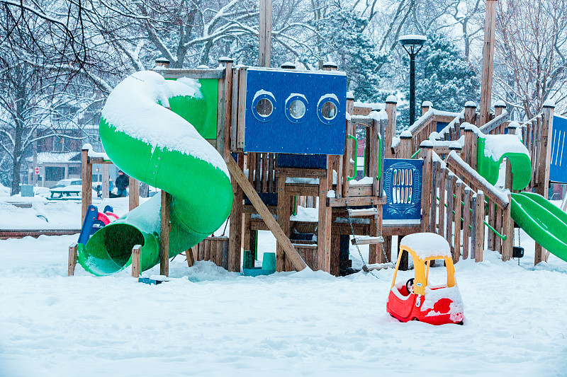 儿童游乐场，雪景图片下载