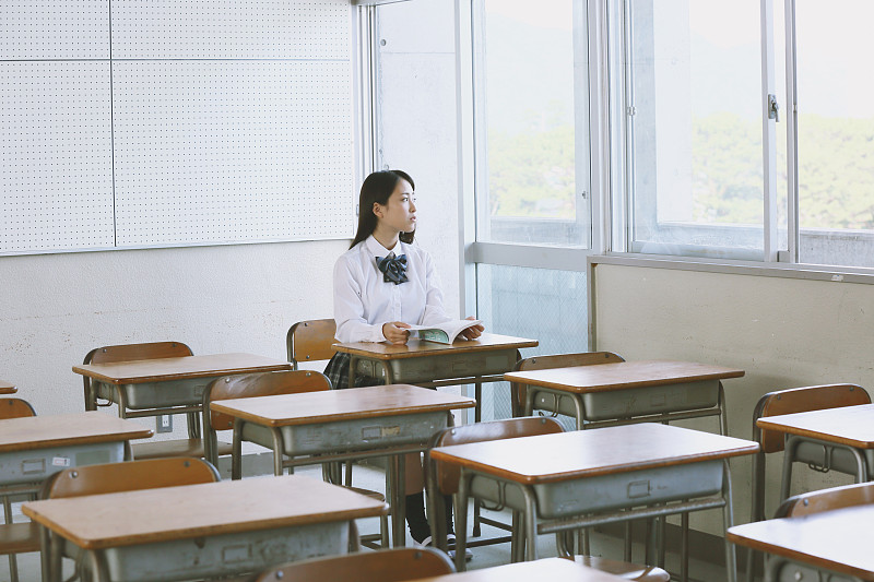 空教室里的日本高中生图片下载