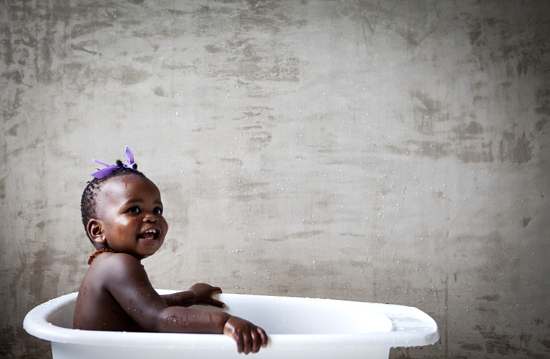 浴缸内的女婴(1-2)图片素材