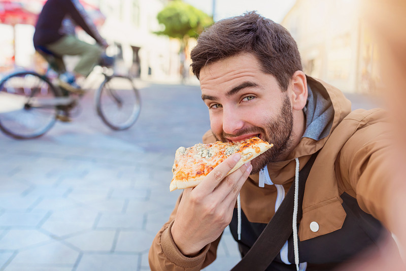 男人吃披萨图片下载