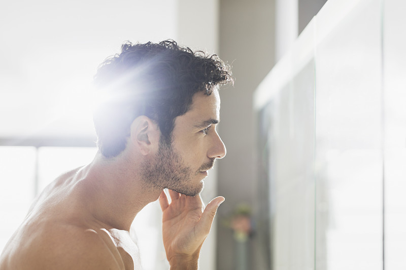 男人在浴室镜子里检查胡子图片下载
