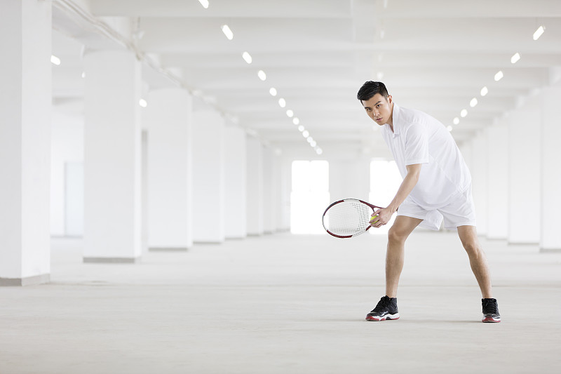 打网球的青年男人图片下载