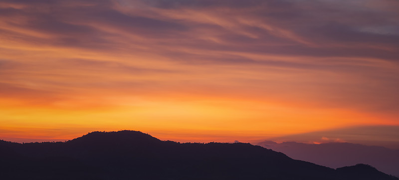 山上五颜六色的夕阳图片下载