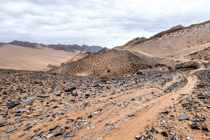 沙漠戈壁越野道路图片素材