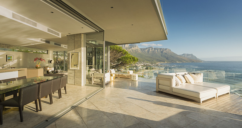 阳光现代豪华住宅展示庭院与海洋和山景图片下载