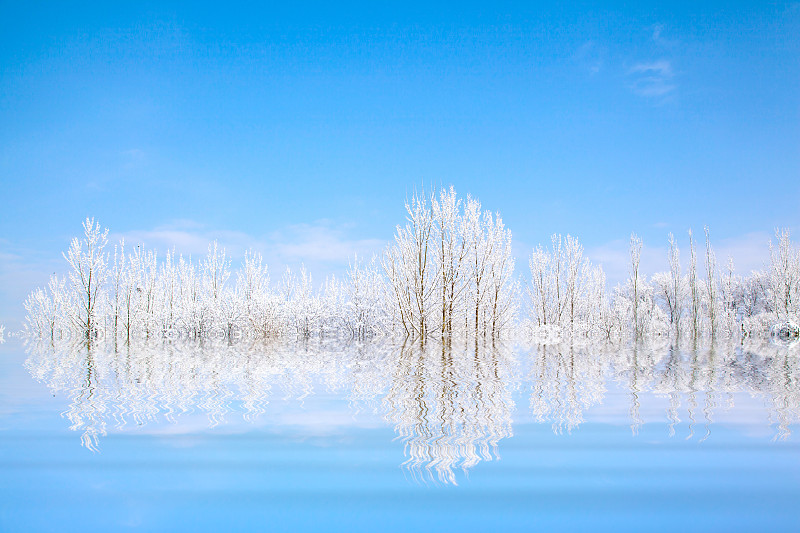 覆盖着厚厚的白雪的湖边观景平台图片下载