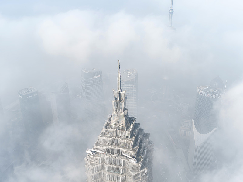 俯瞰云雾下的上海地标建筑图片素材