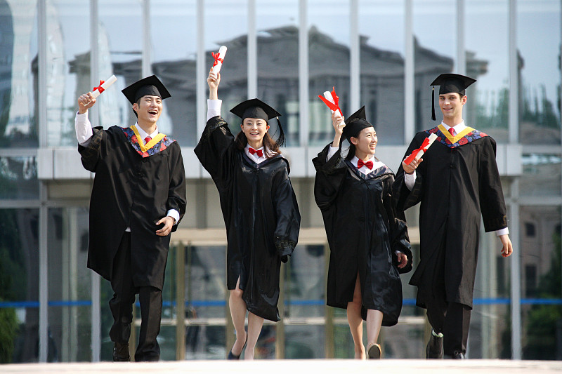 四个身穿学士服的大学生图片素材