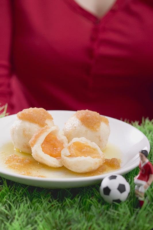 女人提供杏饺子与足球人物和足球图片下载
