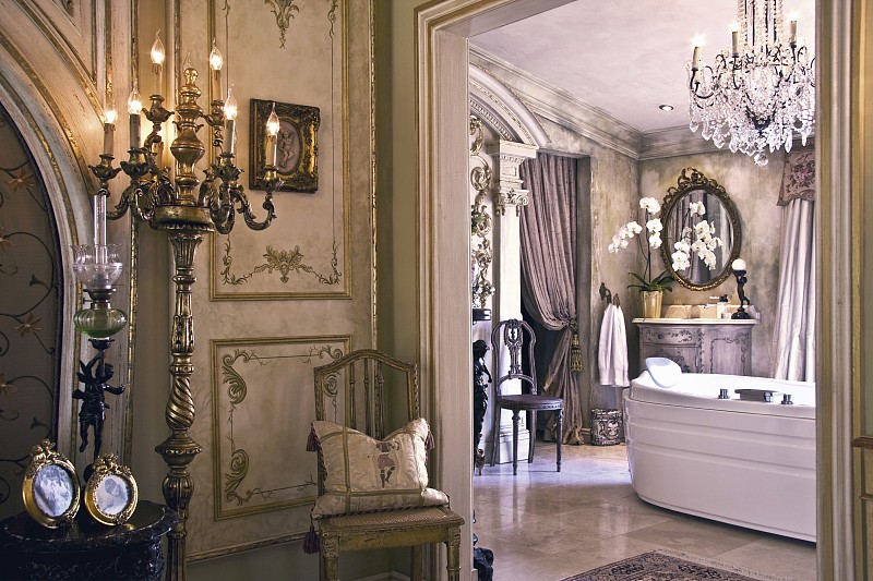 在宏伟的巴洛克别墅中，可以看到豪华的浴室图片素材