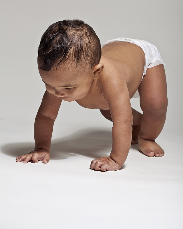 男婴(6-9个月)在地上爬行图片下载