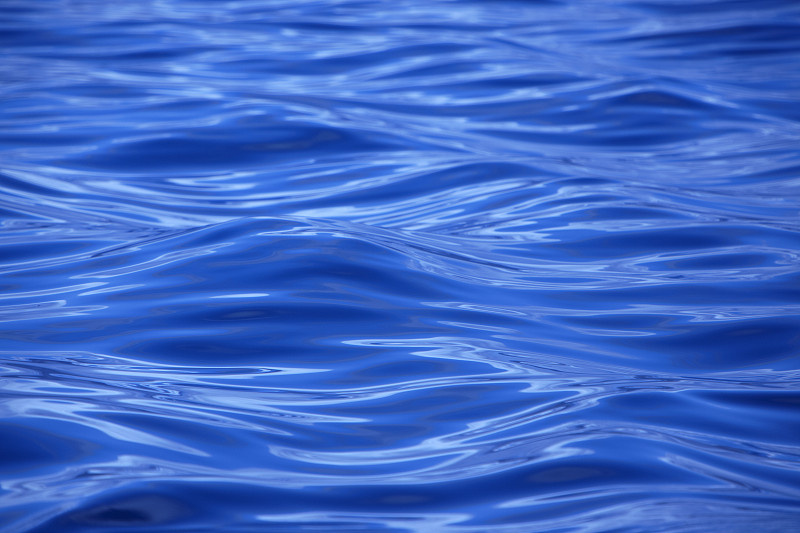 近距离观察起伏的蓝色海水图片下载
