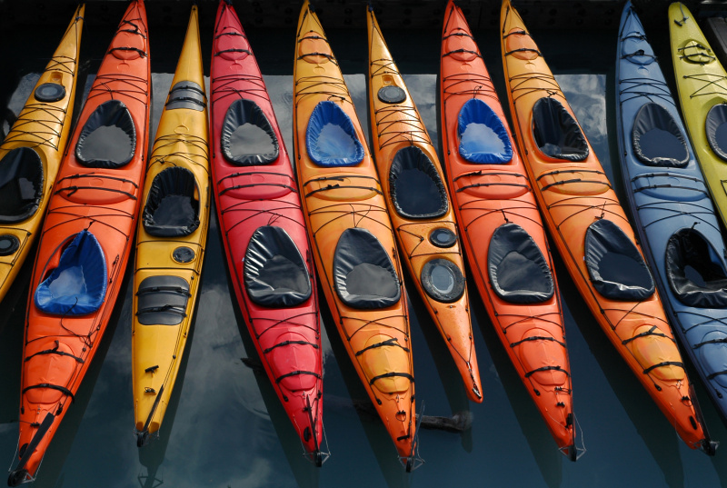 五颜六色的皮划艇等待着游客图片下载