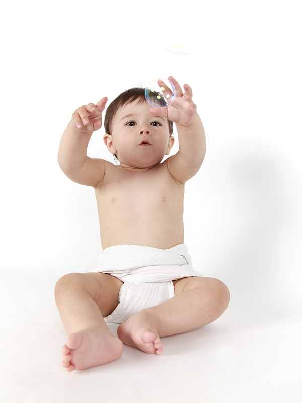 男婴全身肖像，玩肥皂泡图片下载