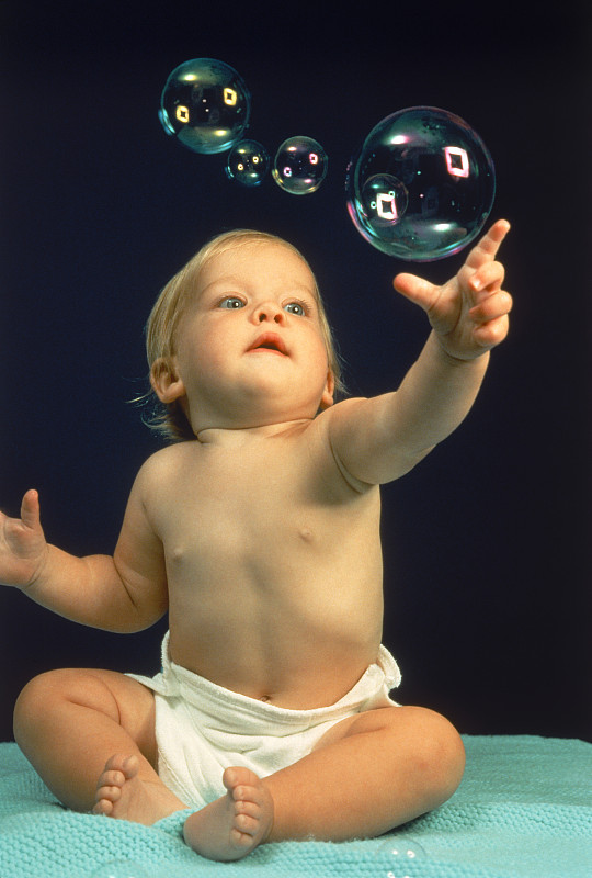 婴儿与泡沫图片下载