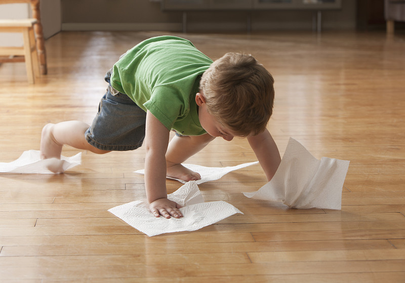 小男孩用纸巾擦地板图片下载