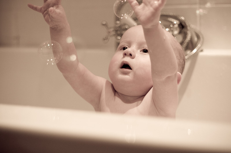 小男孩在浴缸里玩泡泡图片下载