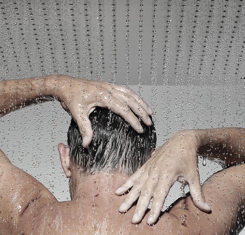 男人洗澡的特写镜头图片下载