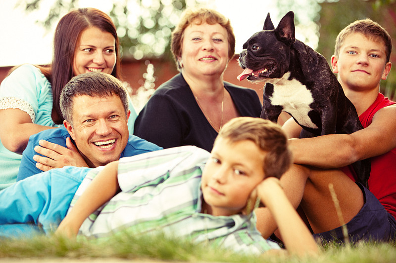 幸福家庭与法国斗牛犬户外肖像图片下载