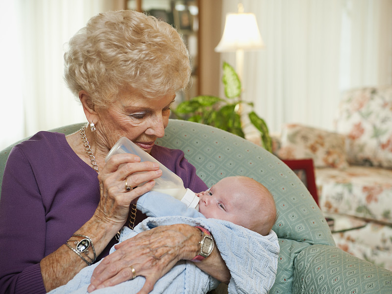 美国，犹他州，盐湖城，老奶奶给孙子喂奶(2-5个月)图片下载