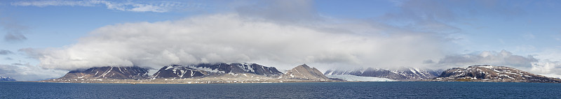 欧洲，挪威，斯匹次卑尔根群岛，斯瓦尔巴特群岛，带北冰洋的山脉图片下载