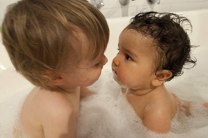 两个蹒跚学步的孩子在浴缸里洗澡图片下载