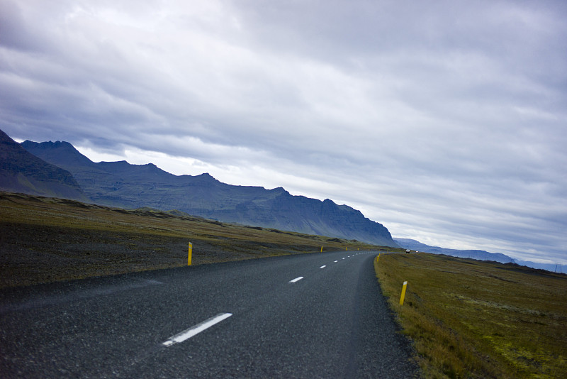 冰岛，公路穿过乡村图片下载