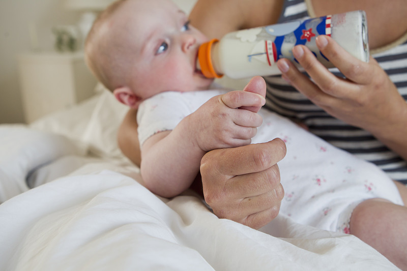 Mother bottle feeding baby图片素材