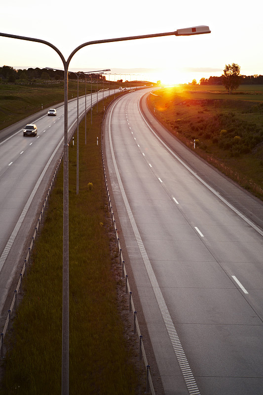 黄昏时高速公路的景色图片下载