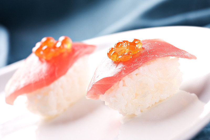 红鱼子酱寿司图片下载