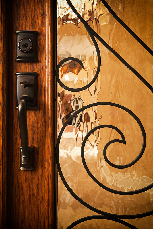定制的家庭门与黄铜把手。图片下载