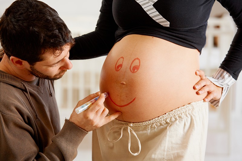 丈夫在怀孕的肚子上画笑脸图片下载