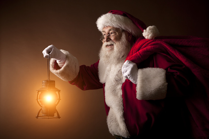 真正的圣诞老人提着灯笼的照片摄影图片下载