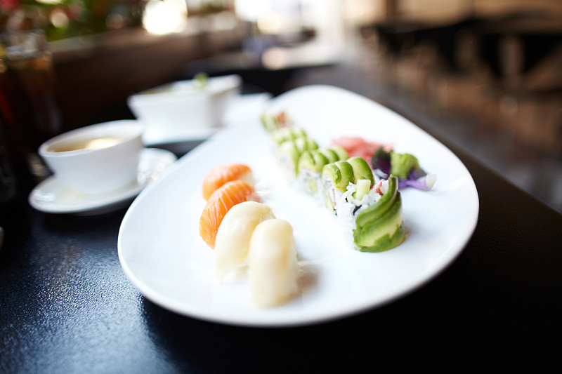 寿司卷和生鱼片图片下载