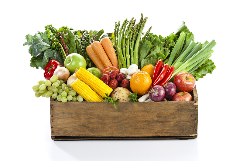 水果和蔬菜在木箱白色背景图片下载