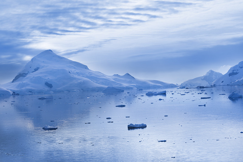 黎明时分的南极洲天堂湾图片下载