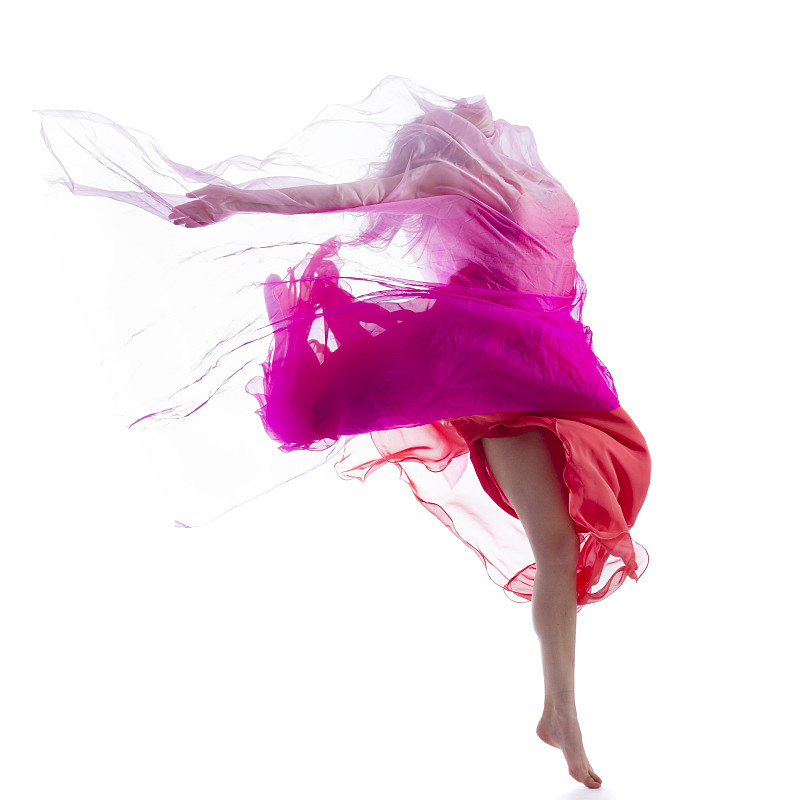 舞者跳在白色的背景和粉红色的织物图片下载