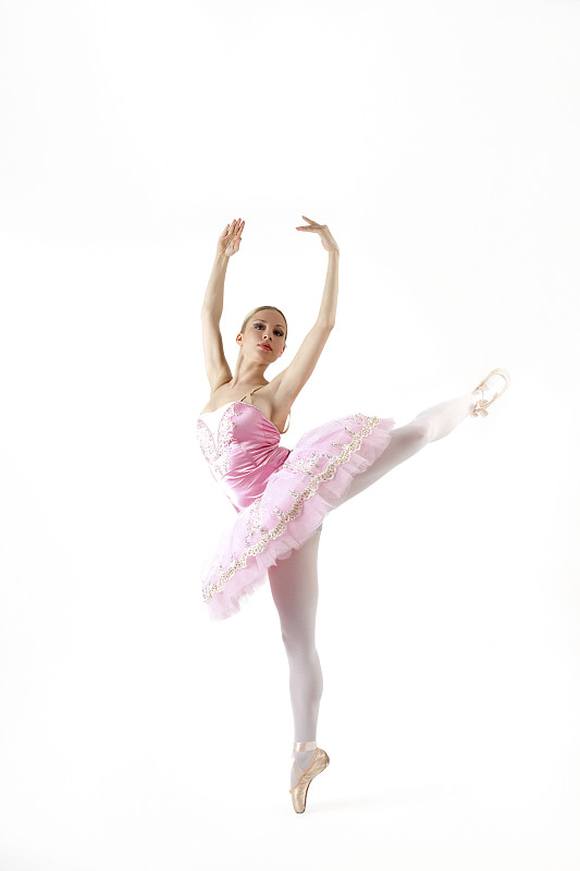 在白色背景上表演的芭蕾舞女演员图片下载