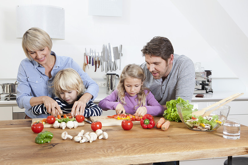 德国，巴伐利亚，慕尼黑，家庭在厨房准备食物图片下载
