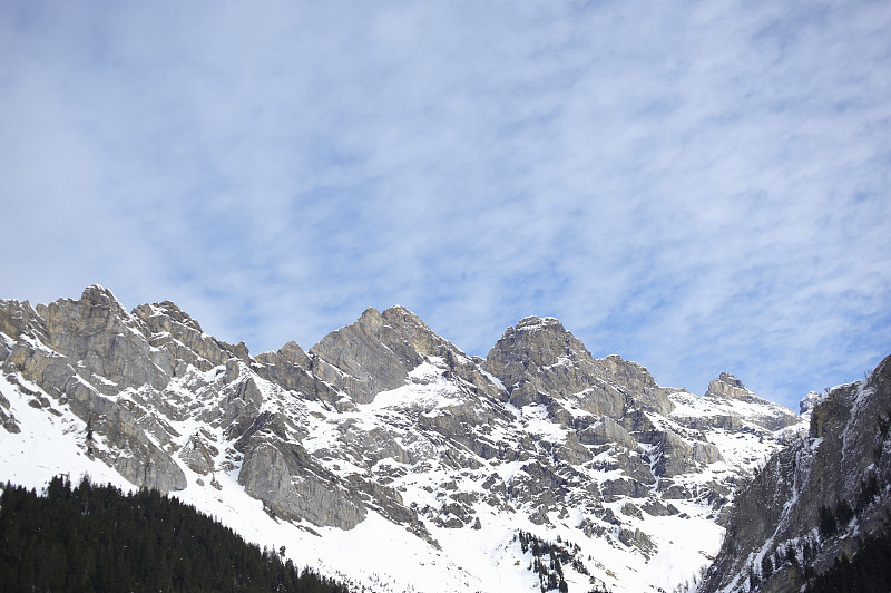 白雪覆盖的山地景观。图片下载