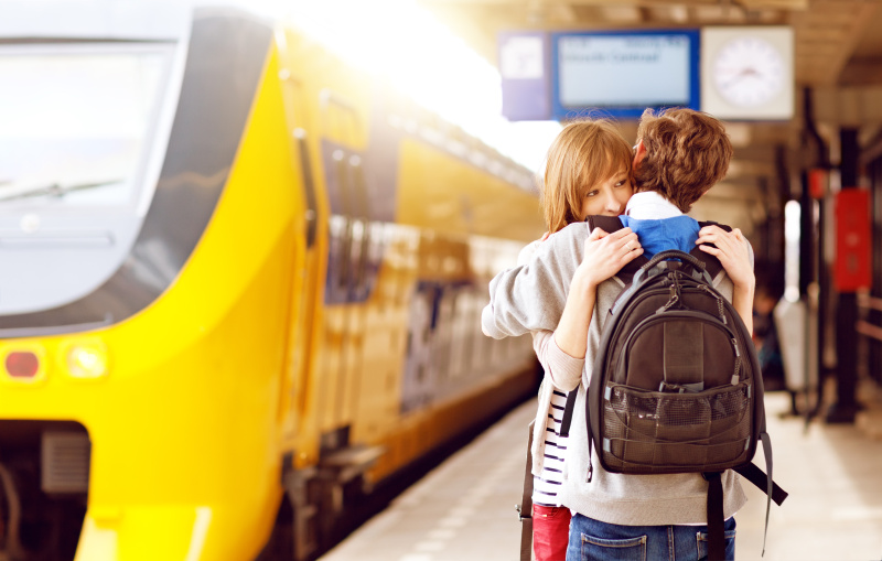 年轻的成年人在火车站拥抱图片下载
