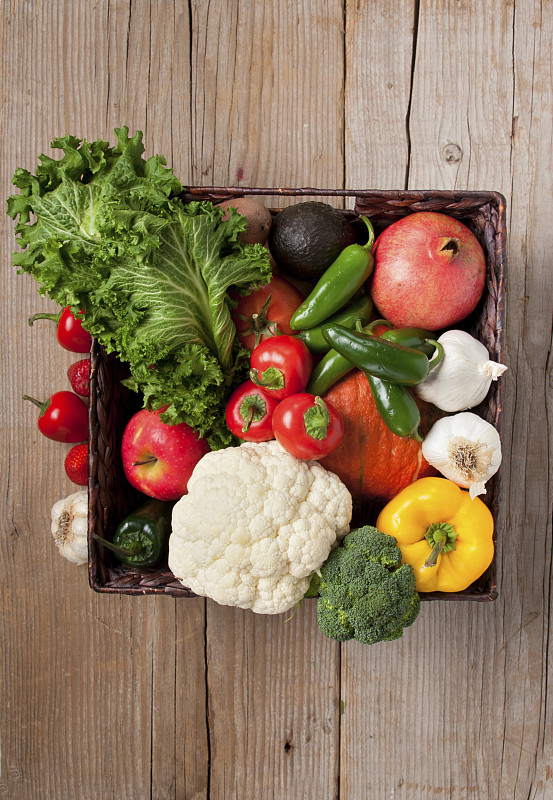 杂货，有机蔬菜和水果在篮子图片下载