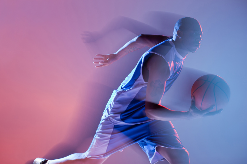 篮球运动员运球的模糊视野图片下载