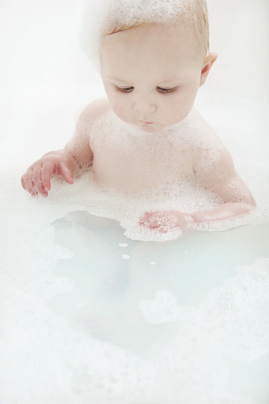 女婴坐在浴缸里图片下载