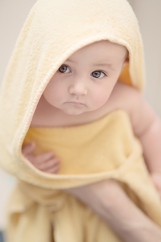 沐浴后用毛巾包裹的婴儿图片下载