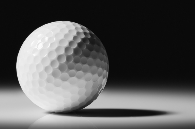 白色高尔夫球在黑色背景与复制空间图片下载