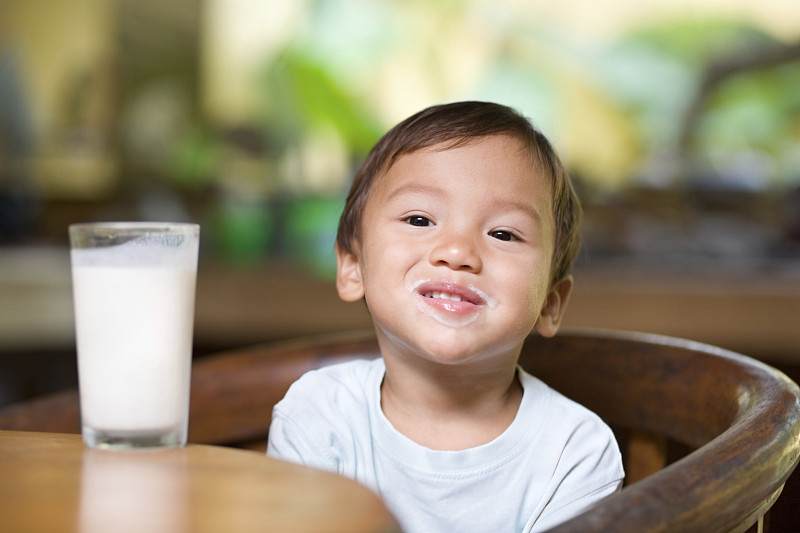 婴儿喝牛奶图片素材