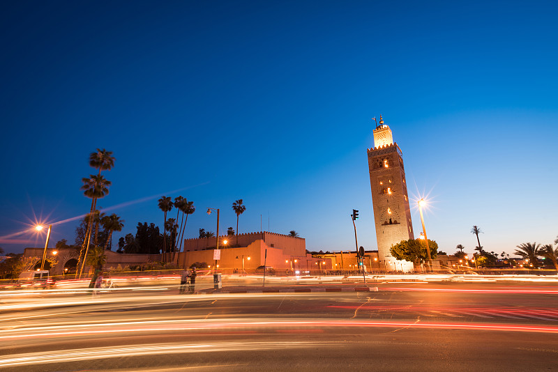 黄昏时分，摩洛哥马拉喀什的库图比亚清真寺塔图片下载